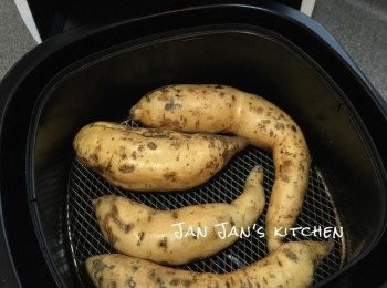 step2: 氣炸鍋190度，網盤下放水或光波爐(低架下放水，200度）焗20-30分鐘即成。