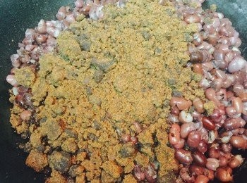 step3: 白鑊內放紅豆及紅糖，用慢火慢慢拌炒。喜歡有口感的，一邊拌炒一邊用木勺把紅豆壓爛。喜歡順滑的，可用手提攪拌器將紅豆打爛再繼續煮。