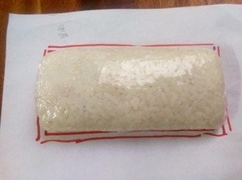 step5: 將飯糰捲起.並參考底圖, 將飯糰整型成底圖的大小