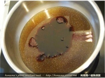 step5: 緊接著將60ml的紅酒與糖也放入鍋中，與黑木耳養生露一同加熱。