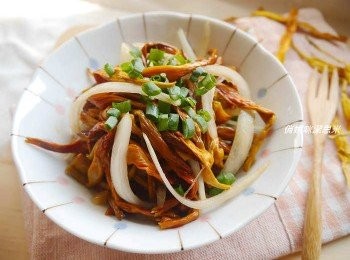 step4: *金針的清脆口感搭配鮮甜洋蔥，<span class="group_2">調味</span>和風醬汁，越冰越脆越好吃呢~