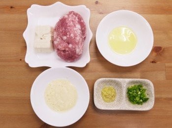 step1: 步驟1：
準備好絞肉和豆腐，蛋敲開取出蛋白，山藥和薑洗淨去皮磨泥，蔥洗淨切末備用。
