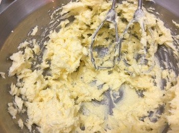 step1: 牛油，糖，香油打散