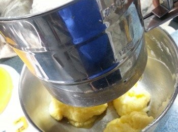 step19: 將奶粉.吉士粉.低筋粉過篩