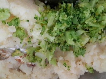 step2: 花椰菜燙熟切小丁~備用 趁熱時馬鈴薯搗成泥狀加入奶油,鹽,黑胡椒,及花椰菜丁拌勻