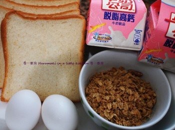 step1: 麵包連皮切粒狀; 脫脂奶倒入燕麥拌勻; 準備蛋清放少許鹽