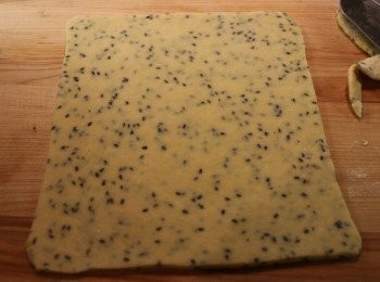 step6: 四邊不整地方可用刀切去。（麵片的厚度可隨個人喜歡，擀得越薄，炸出來的蛋散會越脆。）