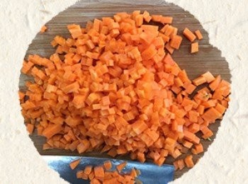 step6: 紅蘿蔔切小丁。