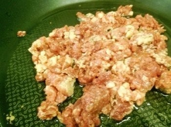 step5: 鍋內放少許油 放入牛絞肉 炒熟備用