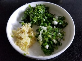 step2: 蔥粒，芫茜碎，薑蓉