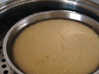 step8: 然後在勺2勺子，蒸第二層。如此重複上述步驟，直至碟子裝滿為止。