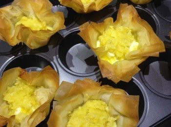 step1: 先將千層酥皮解凍後，搣開一片片後裁切成正方形後每層塗上牛油溶液及蛋漿（可以用春卷皮代替）