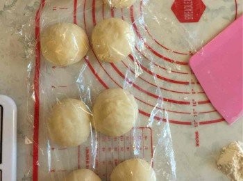 step2: 然後排氣，分割成為8個相等的面團，將他們滾圓蓋上保鮮紙靜置二十分鐘