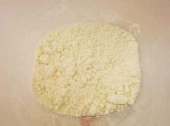 step2: 奶油很快地就和麵粉結合啦^^