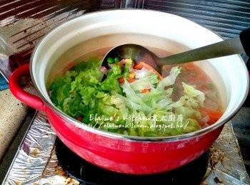 step6: 滾後加入生菜絲 , 少許鹽 , 胡椒粉調味拌勻