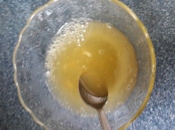 step5: 於魚膠粉中倒入凍開水，用羹搞勻