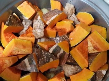 step3: 將醬油倒入鍋中熗鍋,把醬油香嗆出與<span class="group_1">食材</span>結合再放入白胡椒及味淋,最後加入水與<span class="group_1">食材</span>一樣的高度,放入南瓜一起燉煮~小火慢燉20分熄火,悶20分~再開火煮5分熄火悶20分~這樣的方式肉才不會煮老囉^^