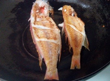 step4: 當魚煎熟後可先上碟。（如不怕煎散魚肉，可同時下蕃茄和水，煮成醬汁。）