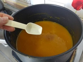step4: **上碟後可加點淡忌廉裝飾 （可免）.