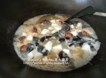 step5: 將雞湯 , 蒜子 , 鹹蛋粒 , 皮蛋粒及半碗水放入鑊中拌勻煮滾