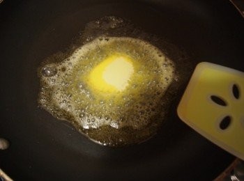 step2: 用小許牛油起鑊