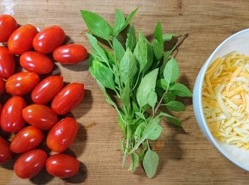 step1: 先將小蕃茄、九層塔和乳酪絲準備好。