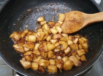 step2: 先將蘋果切皮切粒，用白鑊落蘋果粒及黃糖炒埋一齊，再加肉桂粉再炒，完左後就用攪拌機攪蓉，再落返白鑊炒下(痴痴地，無水就得)