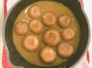 step4: 在skillet pan塗上牛油，放入蘑菇跟濃縮了的高湯。