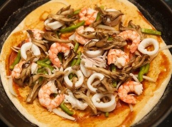 step9: 放上炒好的舞菇與起司絲後，蓋上鍋蓋，用小火繼續烘烤約10分鐘即可起鍋。