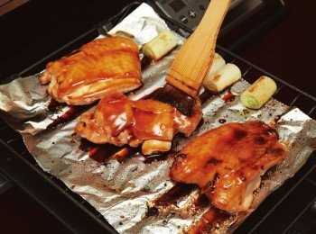 step4: 於烤架的烤網鋪上鋁箔紙，將雞皮朝上置入，以中火烘烤。烤至表面上色後，用毛刷塗上<span class="group_2">醬汁</span>，繼續烤乾並再度塗上<span class="group_2">醬汁</span>。若烤架一次只能烘烤一面，則先將雞皮朝上，以中火烤至確實上色，再翻面烘烤，最後再次於表皮塗上<span class="group_2">醬汁</span>，烤好即可。