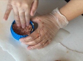 step4: 將肉團用手或圓形曲奇模搓成漢堡扒形。