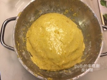 step2: 南瓜饅頭：
將南瓜去皮切塊蒸熟壓成泥，取一大盆加入所有<span class="group_1">食材</span>，及適量的水將麵糰揉至不黏手，表面抹上油