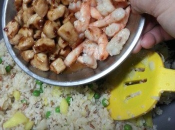 step20: 加入蝦肉及雞肉炒勻