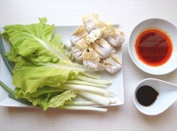 step1: 準備所有材料。將蔥切成蔥花,小白菜切段狀。