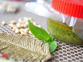 step7: 將做好的松子青醬，裝入玻璃瓶中放入冰箱冷藏，隨時想吃的時候，就可以輕鬆備料做料理!