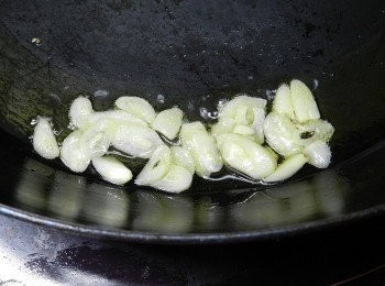 step2: 先熱油將蒜片炸酥，夾出備用(火侯不能太大，用小火慢炸)