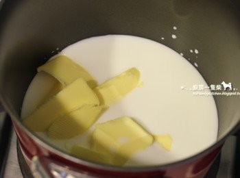 step4: <span class="group_2">泡芙外皮</span> 雞蛋打散、所有材料秤好，低筋麵粉＋高筋粉類以濾網過篩。烤箱預熱至200度C(約392度F)。

全脂牛奶、清水、鹽、無鹽奶油放入小鍋，以中火煮至沸騰後，轉小火。