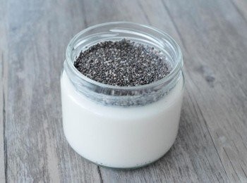 step1: 將奇異籽與牛奶拌勻（可用杏仁奶，荳奶等）