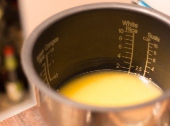 step2: 洗米隔水後加水，雞粉及咖哩粉拌勻