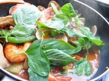 step5: 最後放入少許九層塔，更能提味~