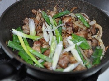 step8: 另外也可以大火拌炒蔥段，更有香氣喔~