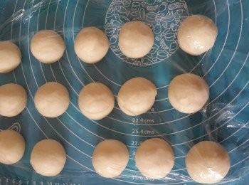 step5: 將搓好的麵團，平均分割成15份，每份約37克，滾圓，用保鮮紙蓋住，讓麵團休息10分鐘