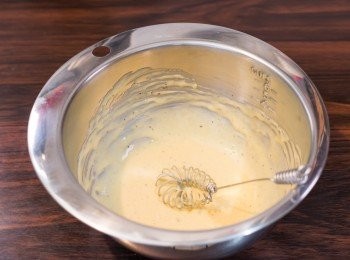step2: 先把中筋麵粉、鹽和黑胡椒碎拌勻打散粉粒。再加入雞蛋、蛋黃醬和水拌勻成粉漿。