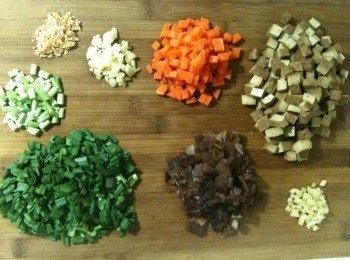 step4: (2) 五香豆干切丁、黑木耳切丁、紅蘿蔔切丁、韮菜切小段（因為韮白適合煉油用，所以韮白和韮綠要分開切）、薑切成薑末、蒜頭切成蒜末、蝦米剁碎備用。
