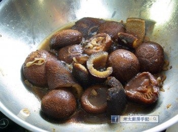 step6: 加入蝦子，不用關蓋，(視情況加入浸菇水)繼續炆煮5分鐘至汁稠，上碟，灑上蝦子，完成。