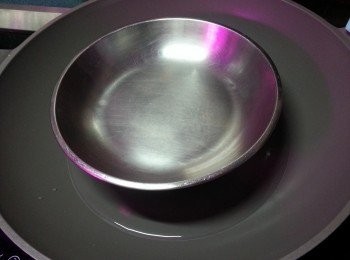 step2: 蒸蛋的碟先放入凍水中一起蒸熱個碟