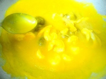 step6: 原鍋加入南瓜泥小火煮滾~加入蛤蜊~等蛤蜊開口再加入炒過的蝦仁和透抽即可熄火~湯的熱度會讓海鮮繼續熟成~(南瓜泥煮的過程要一直不停的攪拌~以免燒焦)可以個人口味做一下調整~我加了一小匙的鹽和黑胡椒調味~蛤蜊和透抽的鮮味和南瓜的甜~真的很好吃喔~