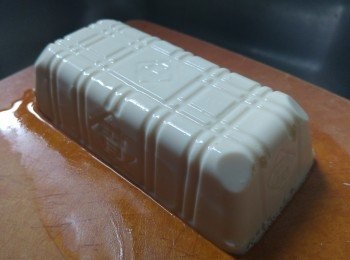step2: 豆腐脫盒後最好在室溫放1-2小時，待多餘水份流出