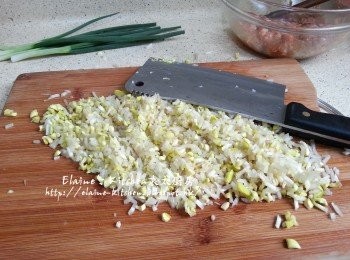 step3: 浸好的大豆芽逐少切成細粒後再剁碎 (袁太剁了差不多30分鐘)