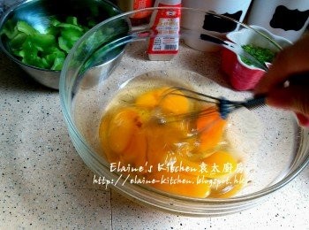 step3: 雞蛋打入碗中 , 加少許麻油及胡椒粉調味拌勻打成蛋液